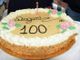Una grande torta di auguri per i 100 anni Una grande torta di auguri per i 100 anni