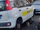 Con il cric rubano gli pneumatici e lasciano l'auto delle Poste sui mattoni