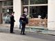 I carabinieri all'esterno di uno dei negozi assaltati dai ladri