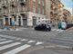 Una immagine di 'strisce pedonali fantasma' in via Nicola Fabrizi
