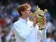 Jannik Sinner bacia la coppa, dopo il trionfo a Wimbeldon