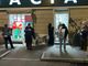 Sit in di protesta di Ultima Generazione di fronte a una farmacia comunale