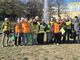 I volontari mentre puliscono i giardini del centro di Torino