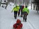 L'intervento dei tecnici del Soccorso Alpino con la barella L'intervento dei tecnici del Soccorso Alpino con la barella