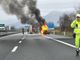 Auto prende fuoco sul raccordo Torino - Pinerolo: traffico in tilt