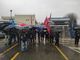 La protesta dei lavoratori all'esterno di Leonardo