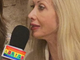donna con microfono durante intervista