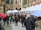 Evento di strada con stand e persone a passeggio