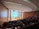 Persone riunite in una sala conferenze