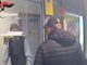La cassiera &quot;ignora&quot; il rapinatore e lo mette in fuga: arrestato con il complice