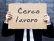 Persona che regge un cartello con scritto &quot;cerco lavoro&quot;