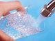 Acqua presa dal rubinetto in un bicchiere