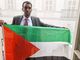 Il consigliere comunale Abdullai Ahmed con la bandiera della Palestina