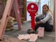 L'altalena rossa di Gribaudi e Moraglio si presenta al Mondadori store