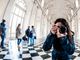 Fotografa nella galleria di Diana a Venaria