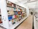 scaffali pieni di libri
