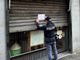Poliziotto che affigge un cartello di chiusura