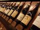 Rubano una bottiglia da oltre 800 euro in un'enoteca del centro: fermati due giovani