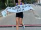 Podista donna che taglia il traguardo