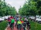 tanti bambini in bicicletta