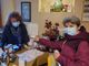 Persone che collaborano per solidarietà