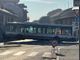 Il bus incastrato sulla rotondina (foto da Facebook)