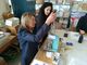 L'assessore Chiorino osserva alcune lavorazioni in azienda