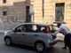 Auto si blocca in strada, Cirio si improvvisa “soccorritore” e aiuta a spingerla di lato