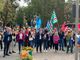 corteo di persone con bandiere
