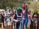 Cosplayer run persone che corrono travestite
