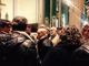 Barriera di Milano, chiesa Maria Speranza Nostra: sala colma di fedeli per gli ultimi saluti a padre Valeriano, rimosso perché troppo “progressista”