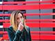 Elena Chiorino con mascherina su sfondo rosso