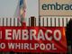 I cancelli dello stabilimento Embraco di Riva di Chieri con gli striscioni dei sindacati metalmeccanici