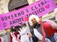 Con fieno e sabbia davanti a CdP, gli Extinction celebrano l’amore tossico tra Governo e clima