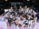 squadra di volley che festeggia