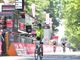 ciclista taglia il traguardo