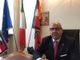 Uomo in giacca e cravatta seduto alla scrivania