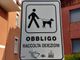 Cartello stradale indica l'obbligo di raccolta delle deiezioni canine