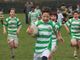 piccoli giocatori di rugby in maglia bianco e verde