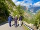 tre persone passeggiano al Parco del Gran Paradiso di spalle