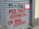 Si fa festa nonostante i muri imbrattati da frasi e manifesti contro il progetto collettivo