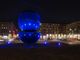 A Torino si illumina Sintesi 59, la scultura di Armando Testa in piazza XVIII Dicembre