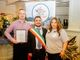 cerimonia di premiazione con sindaco e altri rappresentanti del territorio