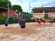 persone che giocano a beach volley