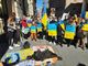 manifestazione con bandiere ucraine