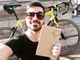 Persona che consegna libri a domicilio