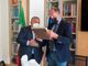 due persone che si stringono la mano