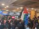 Corteo degli studenti pro Pal: tensioni davanti alla Prefettura, bruciato un manichino con volto di Valditara, preso di mira il Burger King [FOTO E VIDEO]
