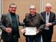 tre persone durante una premiazione
