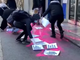 Blitz femminista all’ordine dei giornalisti: vernice e manifesti contro la narrazione violenta dei media [VIDEO]